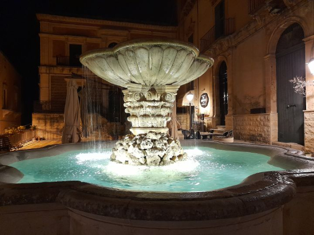 Fuente de la Piazza Duomo - Ragusa | Secret World Trip Planner