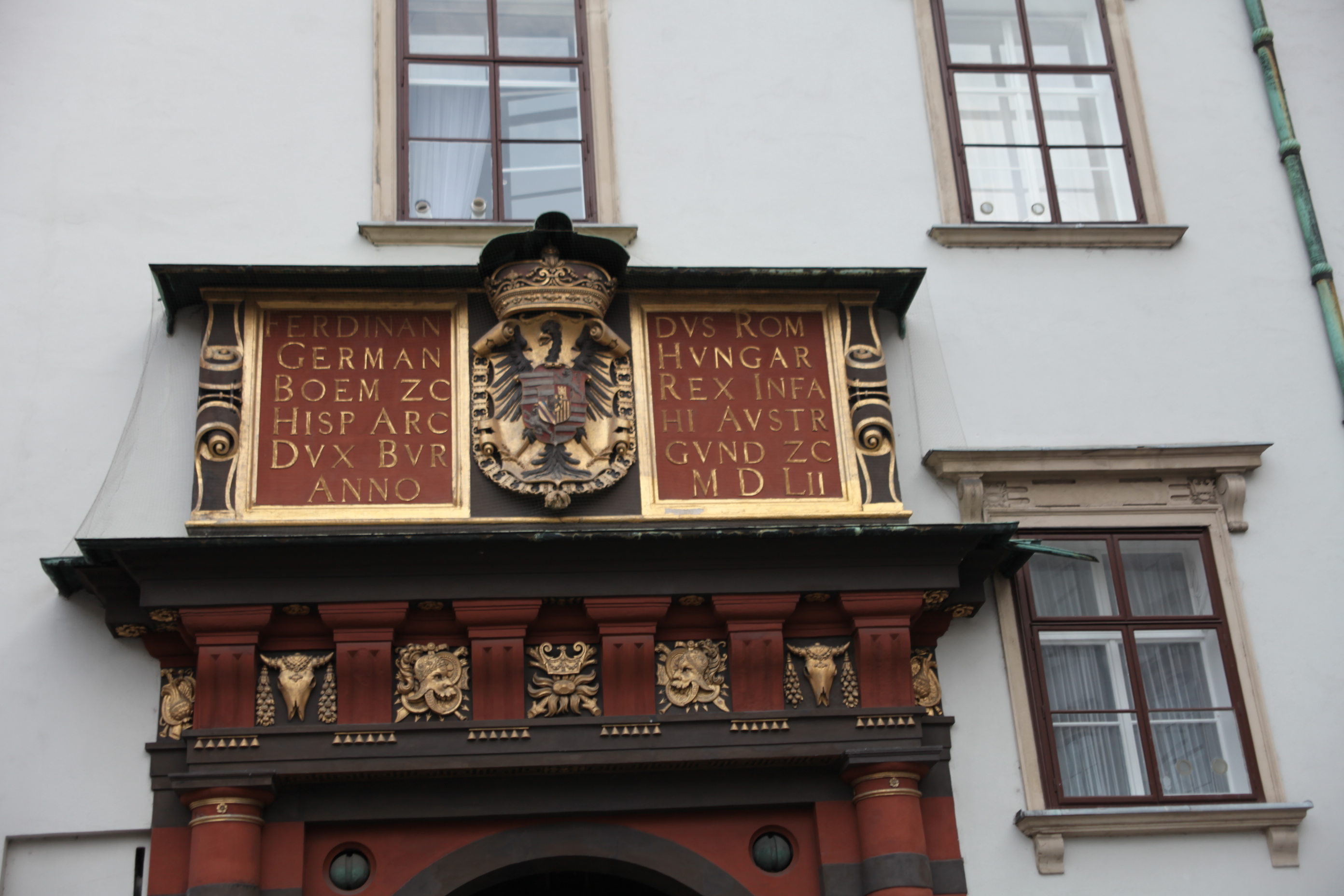 के Kaiserliche Schatzkammer (शाही खजाना चैंबर) के एक खंड है Hof - Wien | Secret World Trip Planner