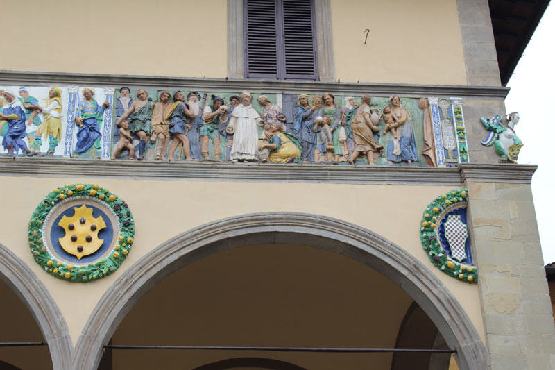 Robbiano frieze daripada Ospedale Del Ceppo  - Pistoia | Secret World Trip Planner