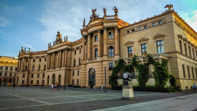 Bebelplatz dan Memorial pembakaran Buku - Berlin | Secret World Trip Planner
