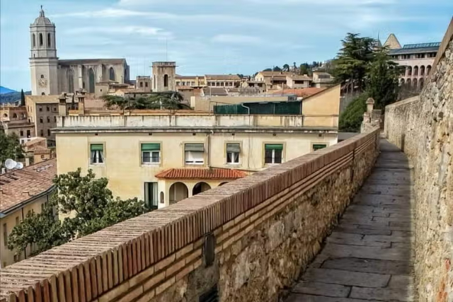 The Walls of Girona – Walking Through Centuries Above the City - Girona | Secret World Trip Planner