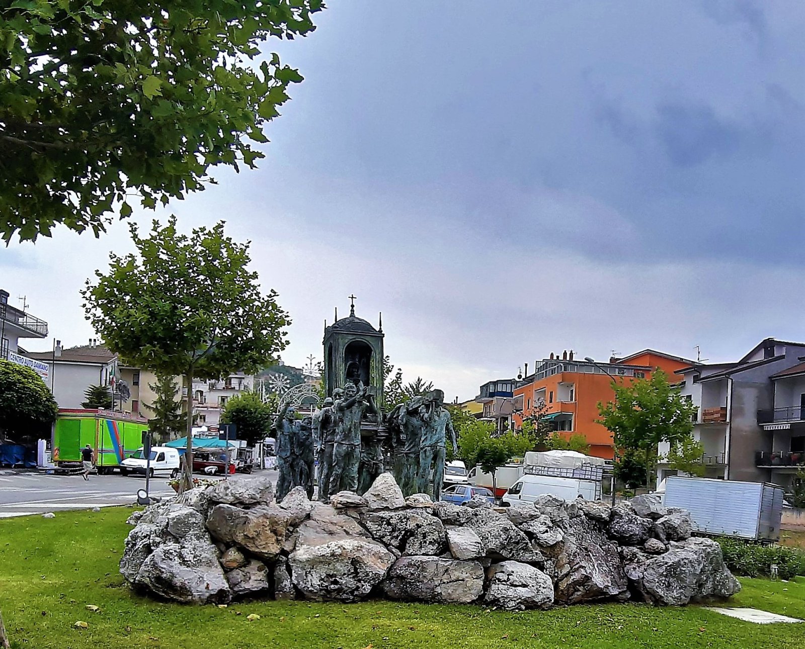 Viggiano, una característica poble, enfilat a la muntanya, és gairebé un miler de metres de distància. - Viggiano | Secret World Trip Planner