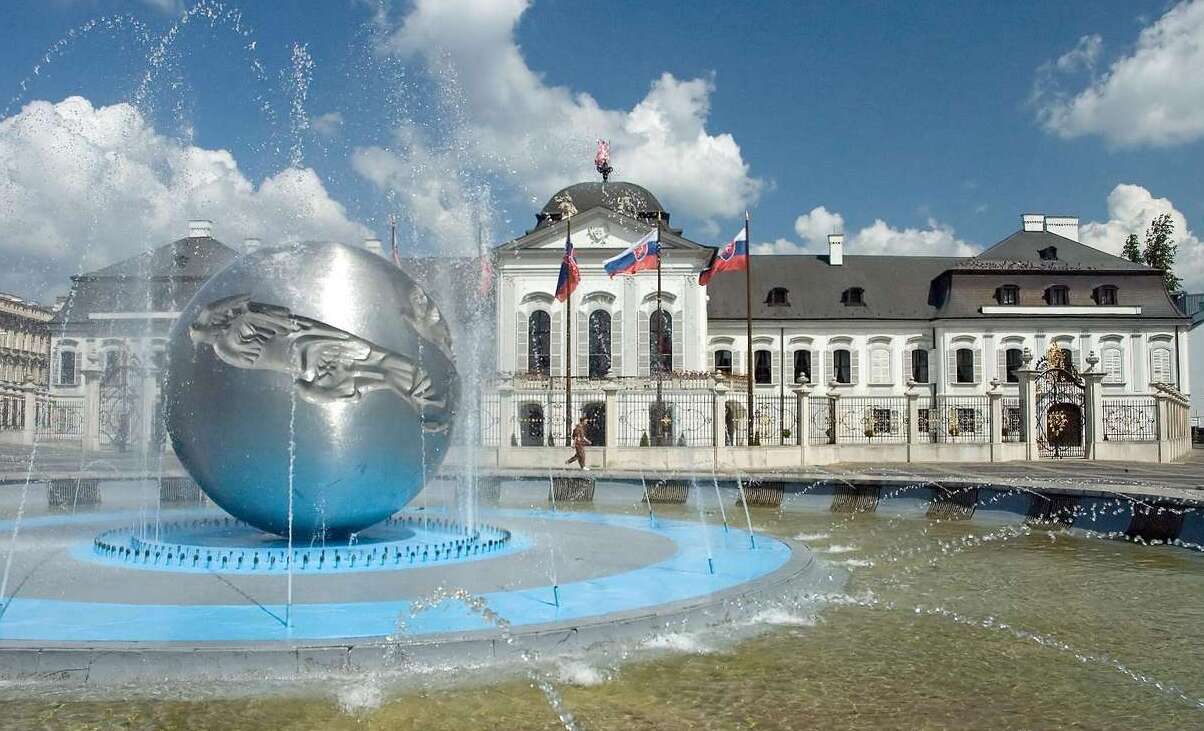 Palazzo di Grassalkovich,la “Casa Bianca”di Slovacchia  - Bratislava | Secret World Trip Planner