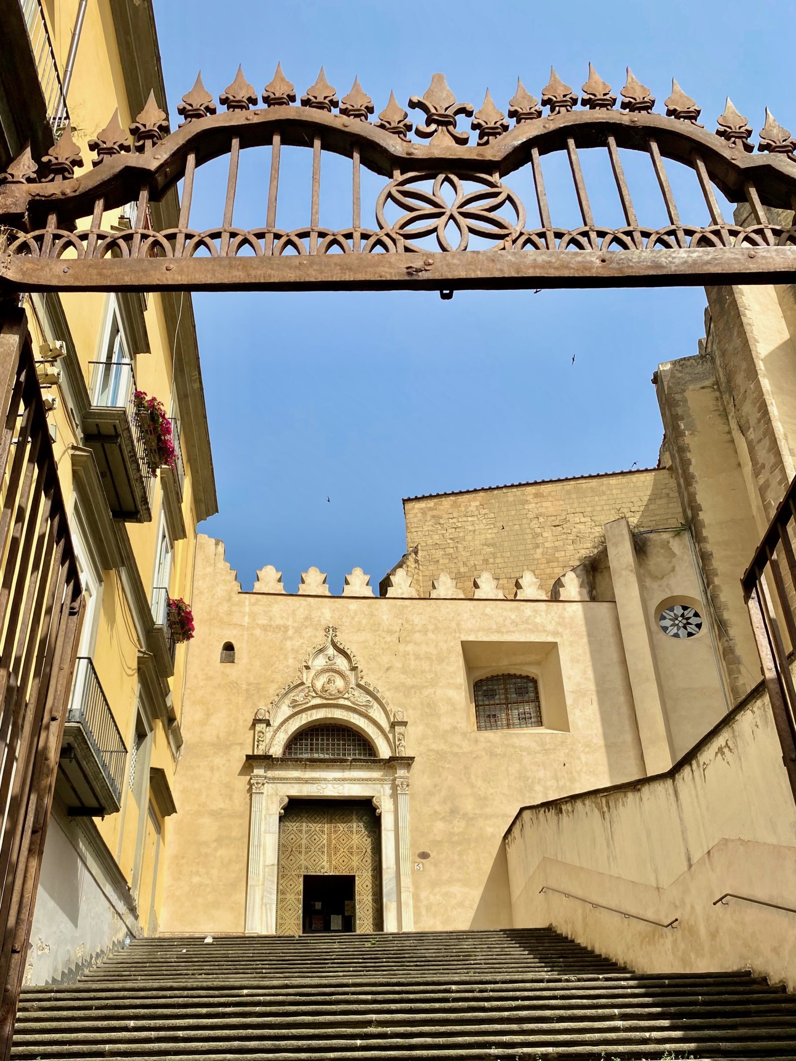 San Domenico Maggiore e os arcos Aragoneses - Napoli | Secret World Trip Planner