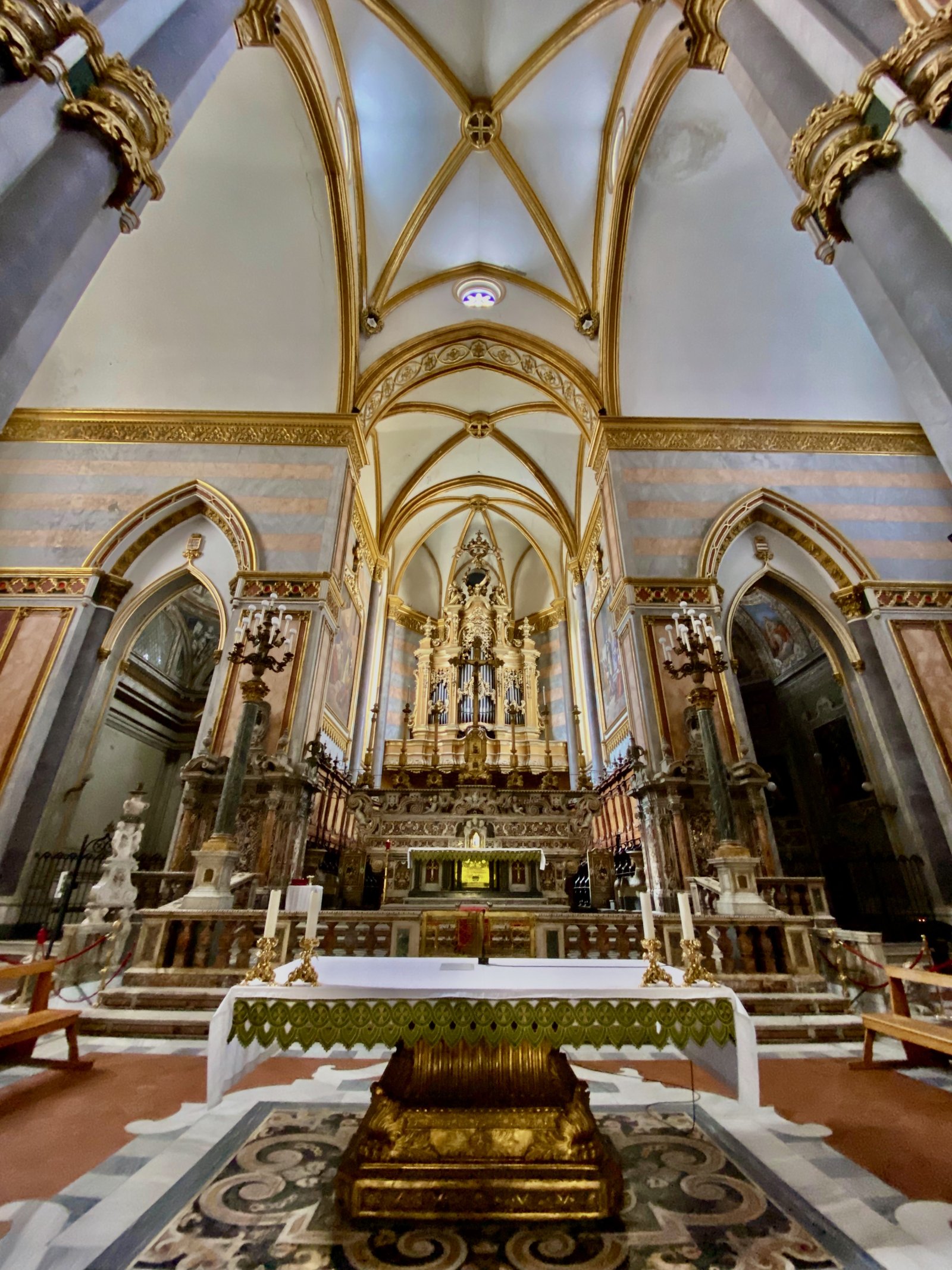 San Domenico Maggiore e os arcos Aragoneses - Napoli | Secret World Trip Planner