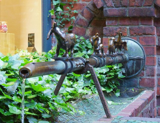 Fontaine des sept paresseux - Bremen | Secret World Trip Planner