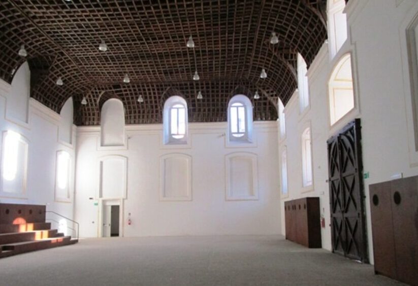 El Palacio Mascabruno, el primer galope cubierto - Portici | Secret World Trip Planner