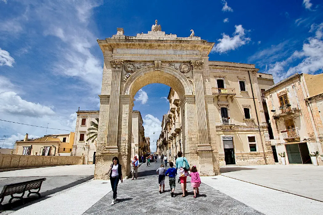 रॉयल गेट - Noto | Secret World Trip Planner