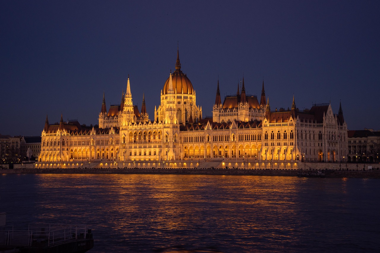 हंगेरी संसद:एक हंगेरी सबैभन्दा ठूलो भवन - Budapest | Secret World Trip Planner