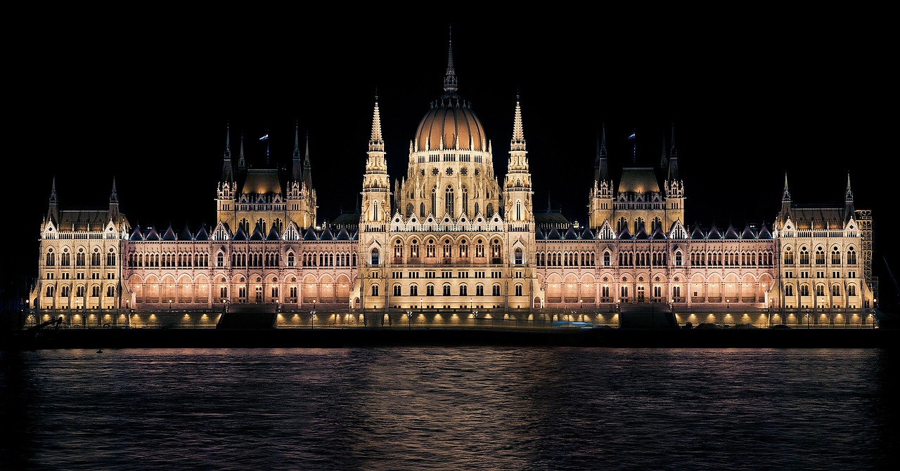 हंगेरी संसद:एक हंगेरी सबैभन्दा ठूलो भवन - Budapest | Secret World Trip Planner