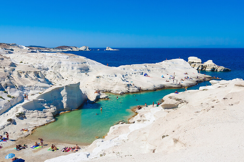 Milos and the beautiful beach of Sarakiniko — Voudia