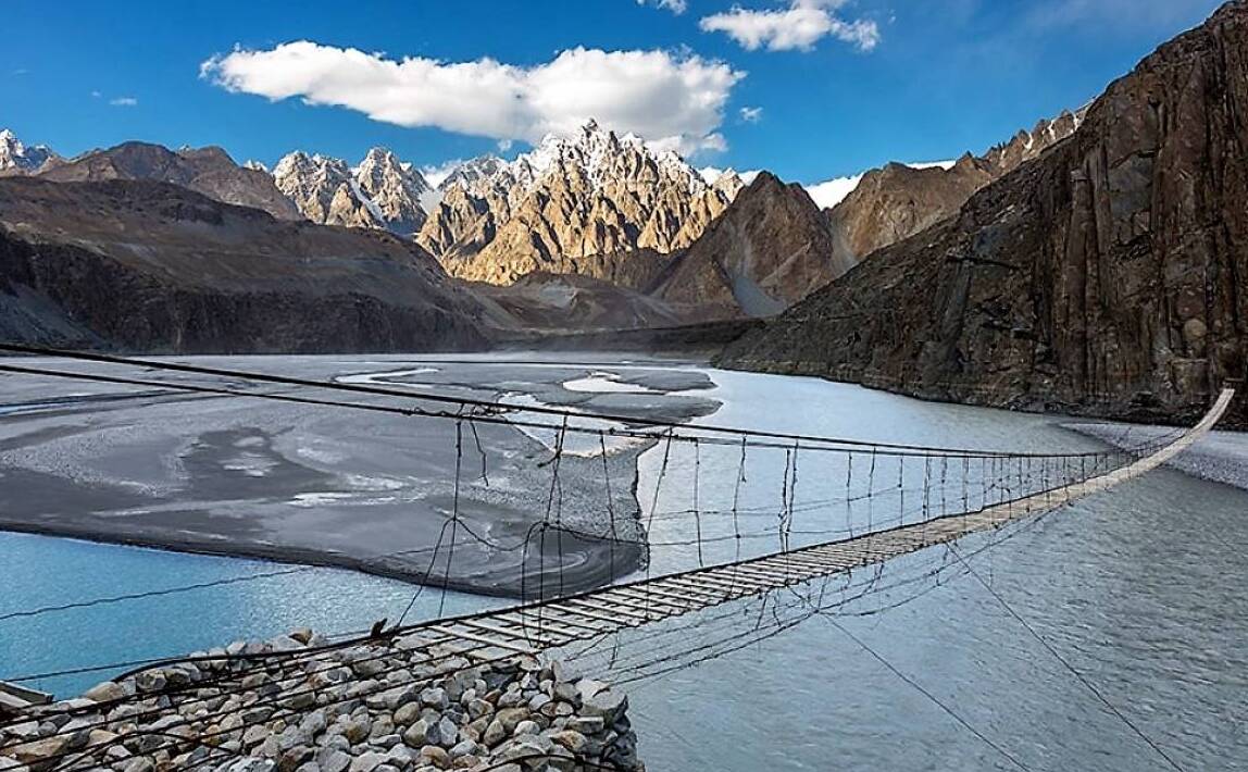 Puente colgante Hussaini: el puente más peligroso del mundo - Hunza Nagar | Secret World Trip Planner