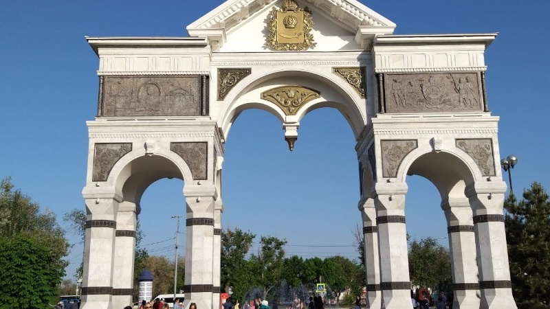 Arco di trionfo di Astrakhan e Walk of Fame — Staroe Bobrenevo