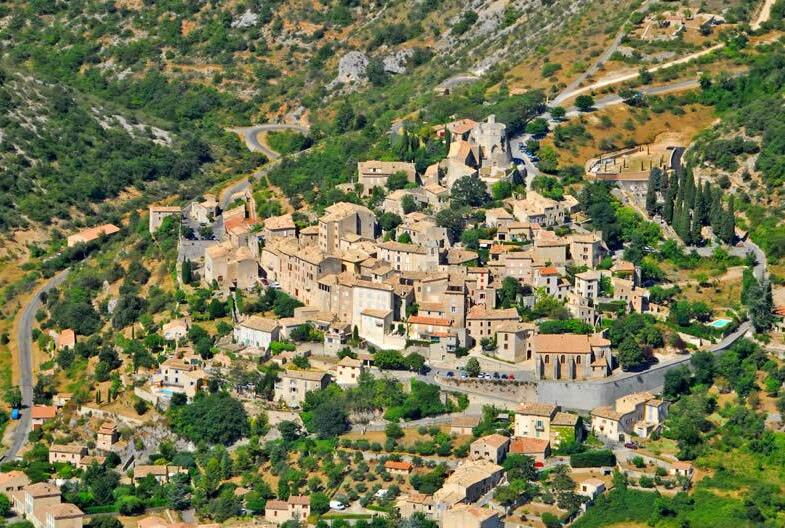 Ümbritsetud valdkondades lavendel, Simiane La Rotonde - Simiane-la-Rotonde | Secret World Trip Planner