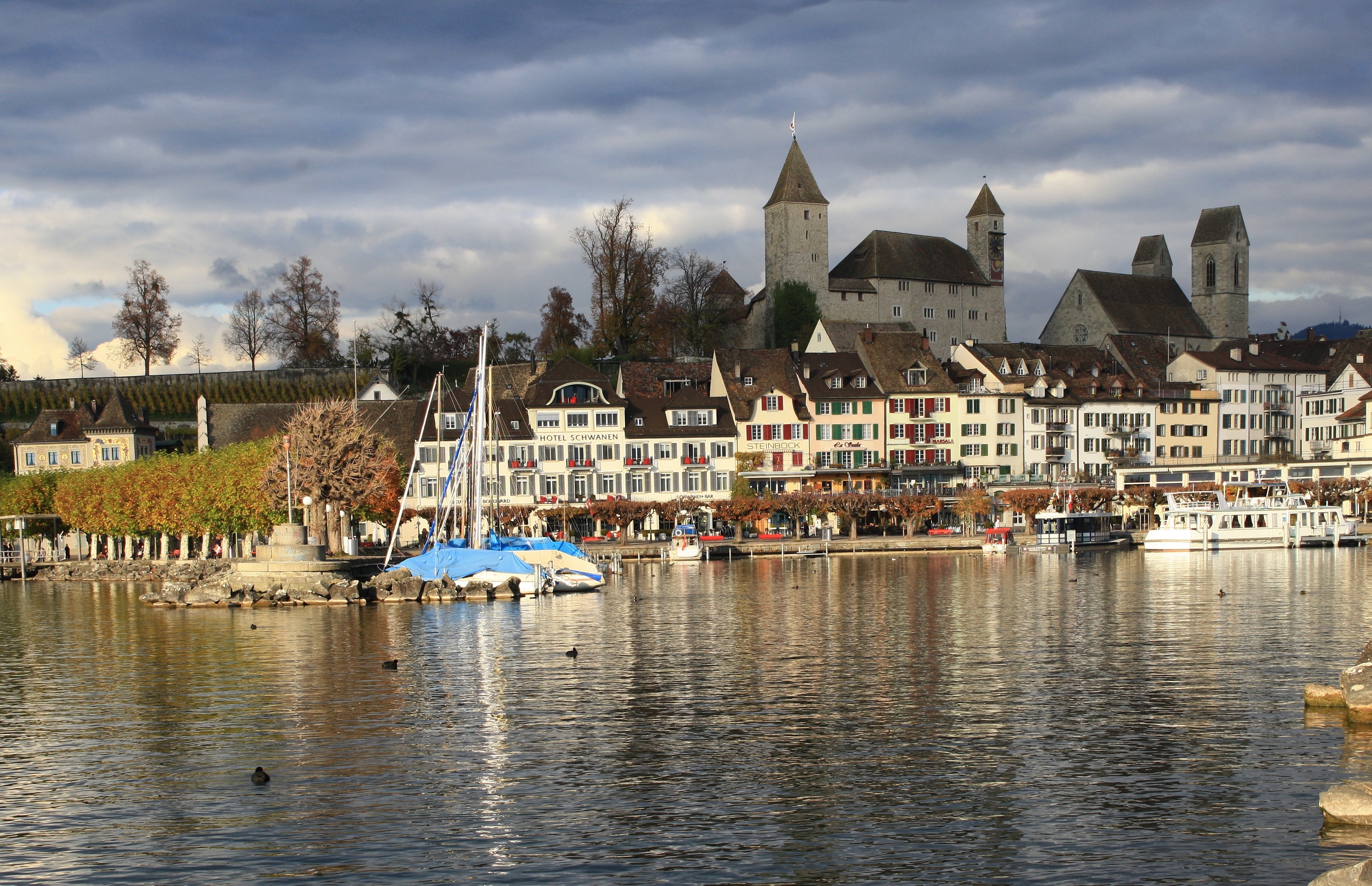 Rodeado por el lago de Zurich, el viejo pueblo de Rapperswil - Rapperswil-Jona | Secret World Trip Planner