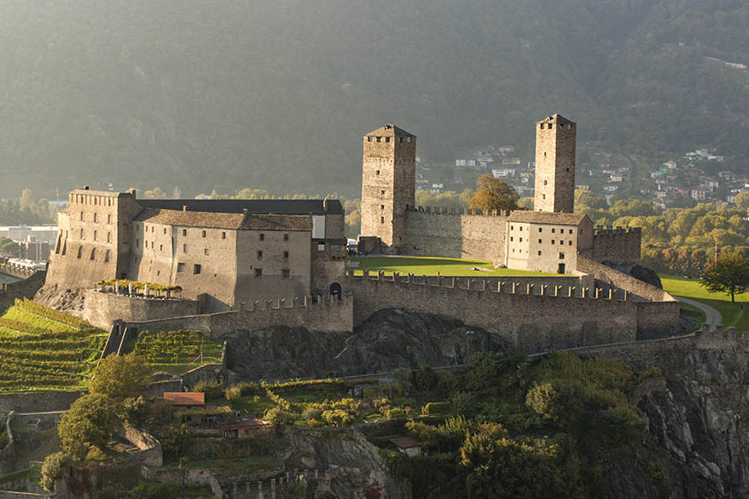 Bellinzona 에서 가장 오래된 성 Castelgrande - Bellinzona | Secret World Trip Planner