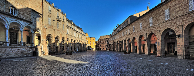 پیازا دل پوپولو - Fermo | Secret World Trip Planner