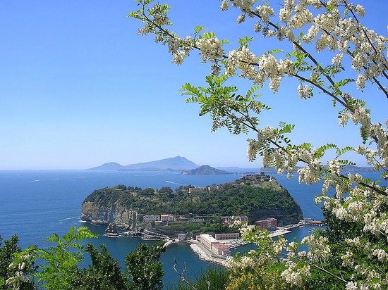 ヴィルジリアーノ公園またはリメンブランザ公園 - Napoli | Secret World Trip Planner