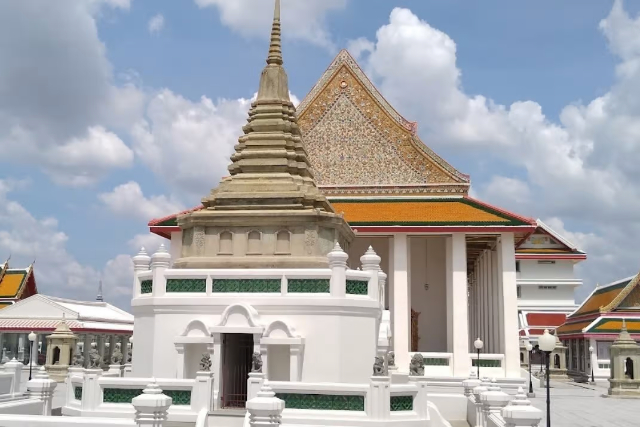 Wat Kalayanamit Woramahaviharn - Khet Thon Buri | Secret World Trip Planner