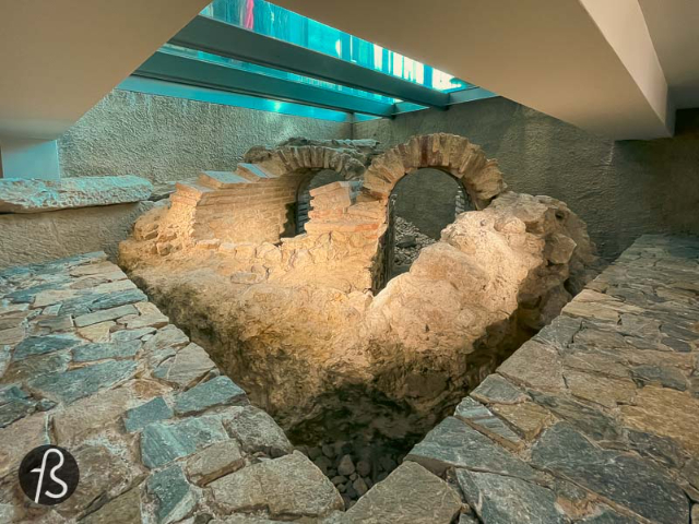 Zara'nın Gizli Hazinesi: Mağazanın Altında Antik Bir Roma Mezarı - Athina | Secret World Trip Planner