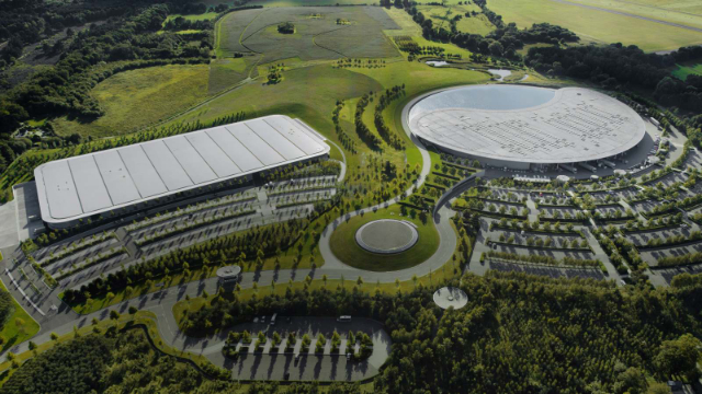 McLaren tehnoloģiju centrs: Mekka autosporta entuziastiem - McLaren Technology Centre | Secret World Trip Planner