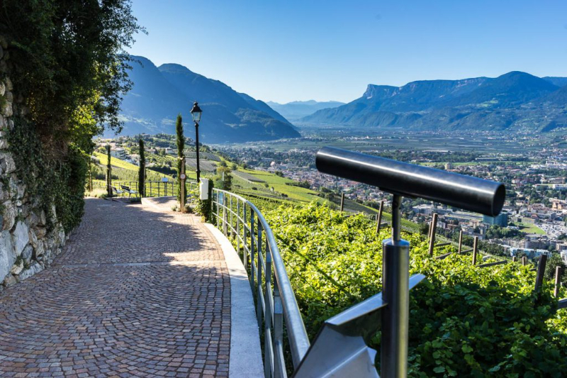 రోడ్డు మీద  - Merano | Secret World Trip Planner