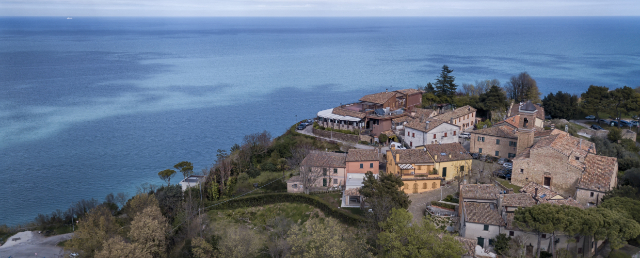 ಕ್ಯಾಸ್ಟೆಲ್ಡಿಮೆಝೊ ಗ್ರಾಮ - Casteldimezzo | Secret World Trip Planner