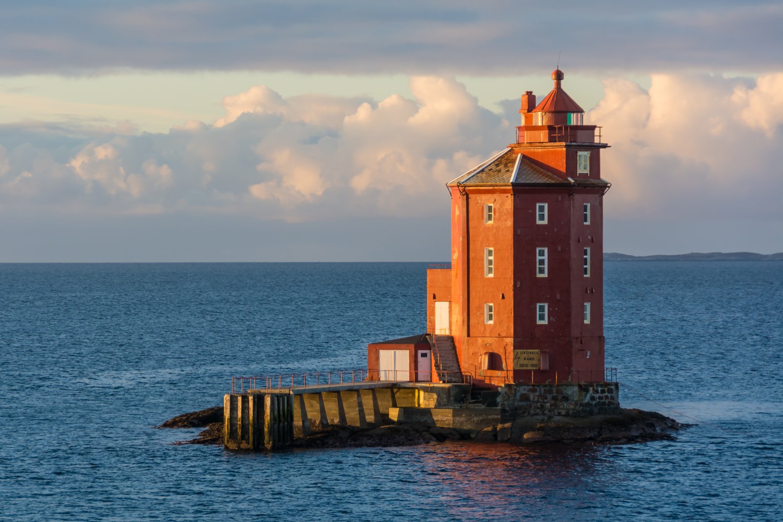 El faro de Kjeungskjær en Noruega - 7142 Uthaug | Secret World Trip Planner