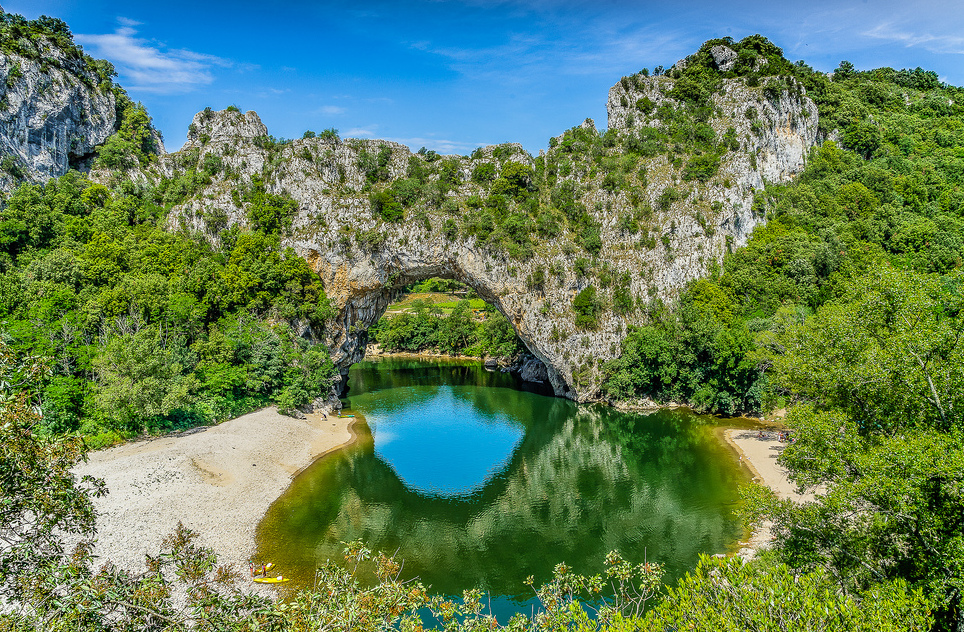 Pont d ' Arc este un mare pod natural din Ardèche - Vallon-Pont-d'Arc | Secret World Trip Planner