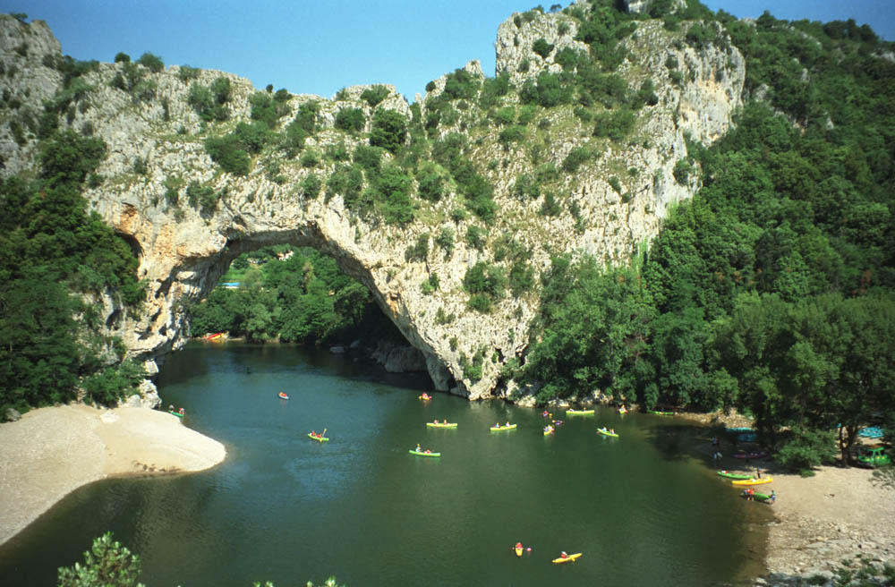 Pont d ' Arc este un mare pod natural din Ardèche - Vallon-Pont-d'Arc | Secret World Trip Planner