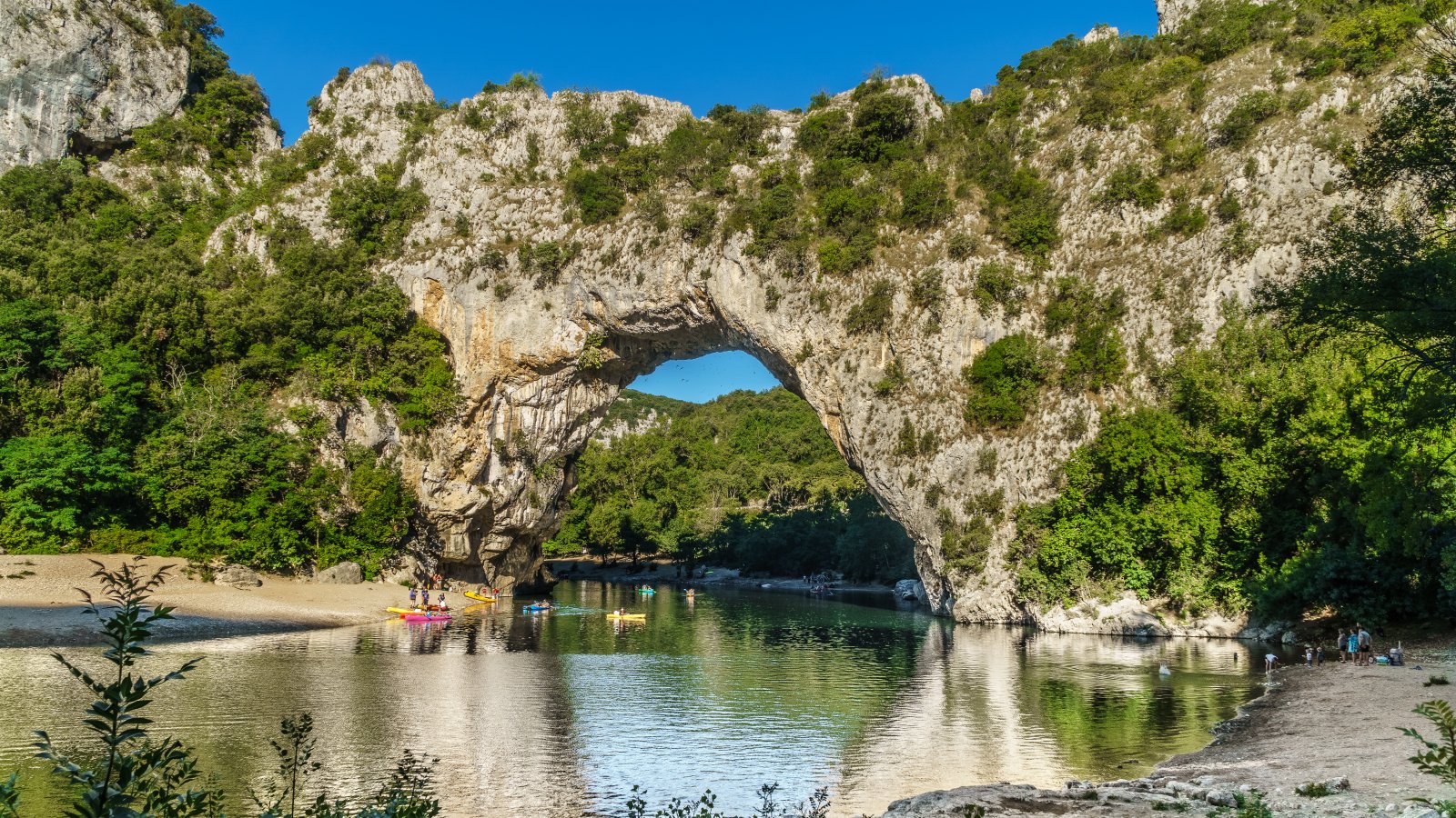Pont d ' Arc este un mare pod natural din Ardèche - Vallon-Pont-d'Arc | Secret World Trip Planner