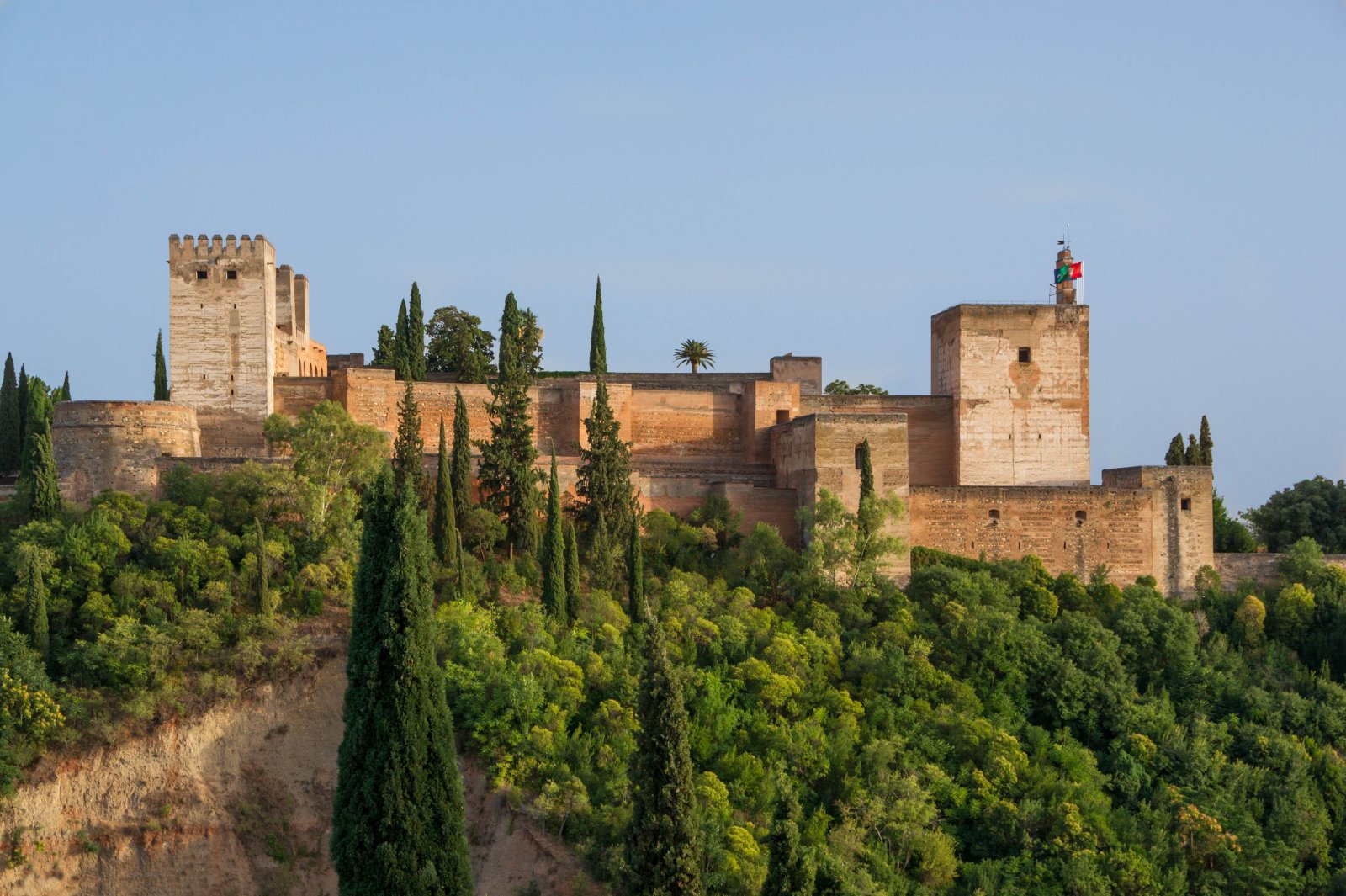 La Alcazaba, una fortaleza que forma parte de la Alhambra - Granada | Secret World Trip Planner