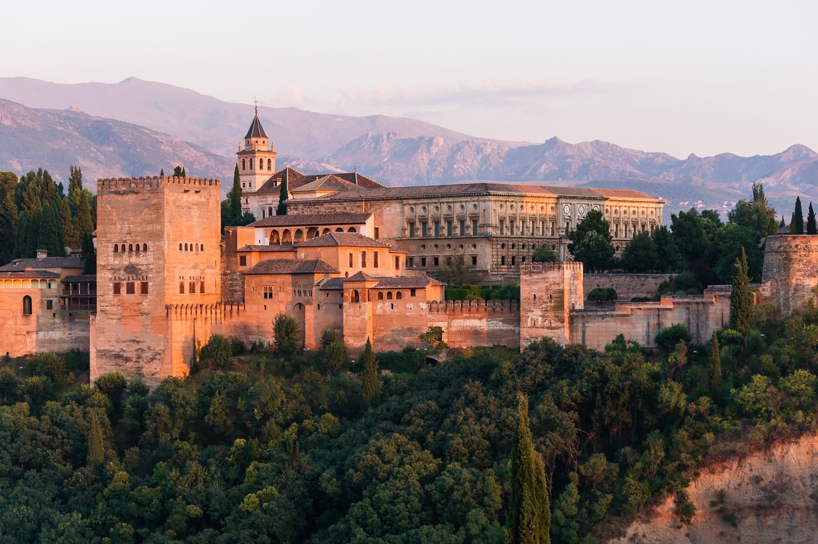 La Alcazaba, una fortaleza que forma parte de la Alhambra - Granada | Secret World Trip Planner
