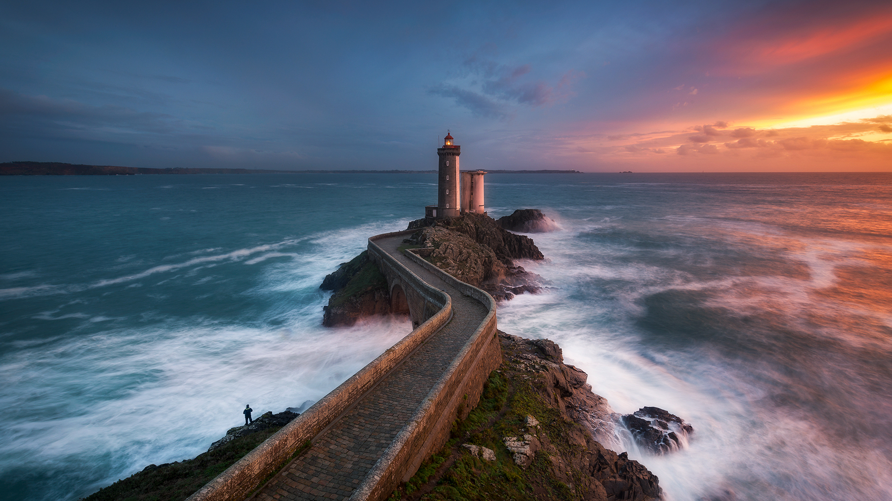 La puesta de sol sobre el faro Petit Minou... — Plouzané