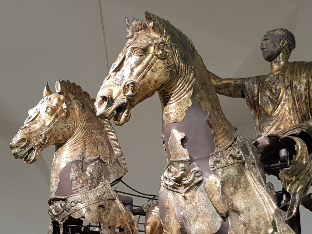 Los bronces dorados de Cartoceto di Pergola - Pergola | Secret World Trip Planner
