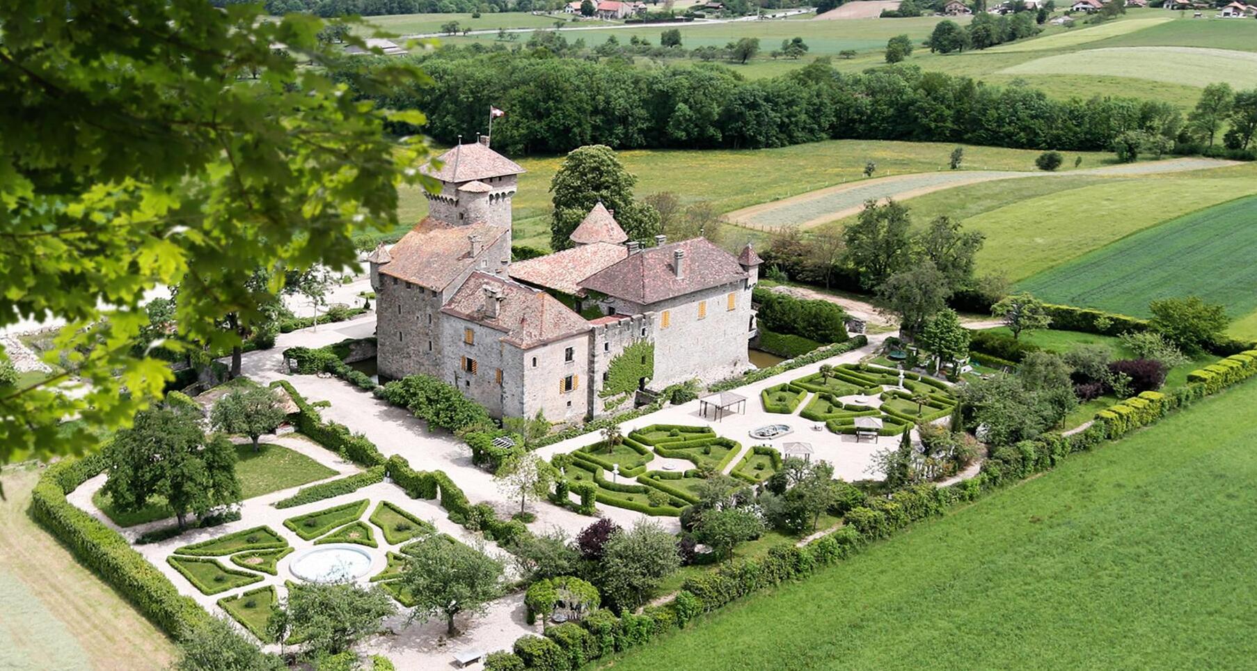 Avully Kastala í Haute Savoie | Frakklandi - Brenthonne | Secret World Trip Planner