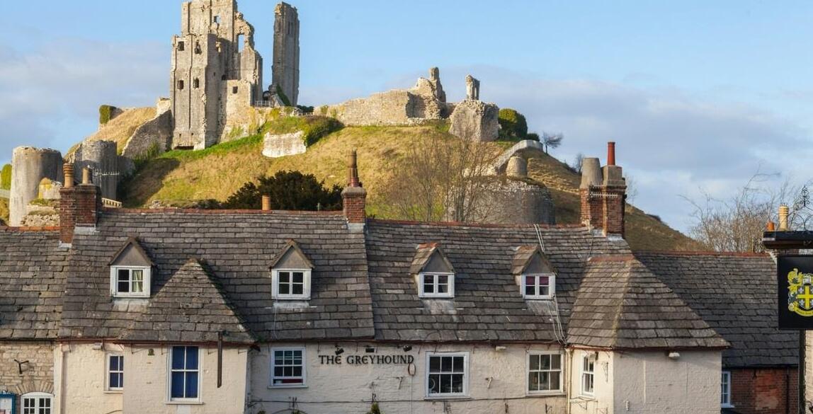 De ruïnes van Kasteel Corfe - Corfe Castle | Secret World Trip Planner