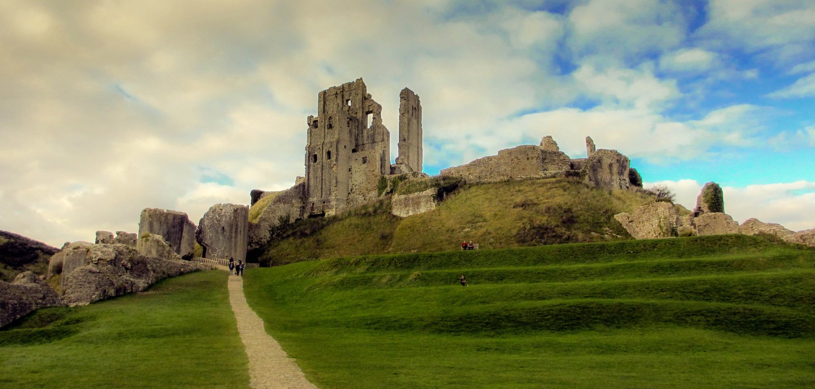 De ruïnes van Kasteel Corfe - Corfe Castle | Secret World Trip Planner