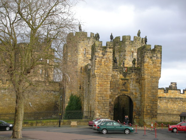 Alnwick, the second largest inhabited castle in England - Alnwick Castle | Secret World Trip Planner