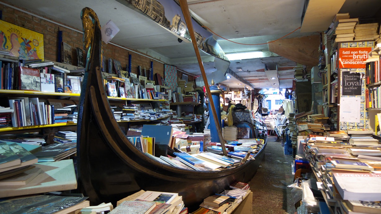 Perpustakaan Acqua Alta - Venezia | Secret World Trip Planner