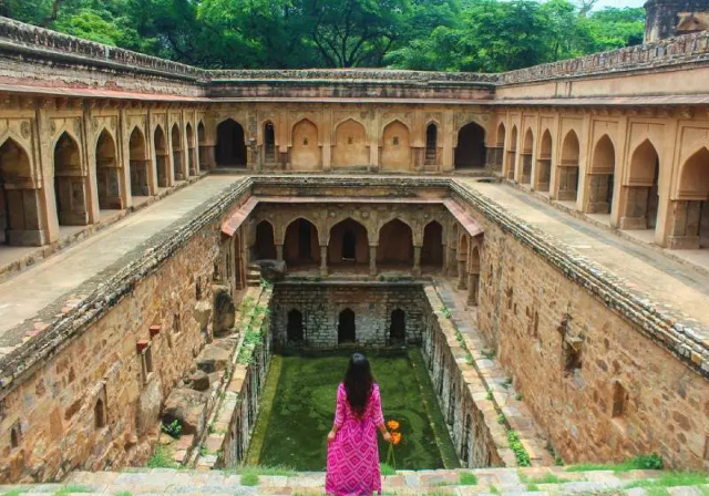രാജോൺ കി ബാവോലി - New Delhi | Secret World Trip Planner