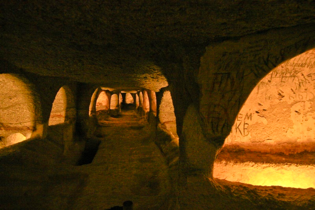 Catacumbas de Milos Una intrincada red de tumbas subterráneas esculpidas - Milos 848 00 | Secret World Trip Planner