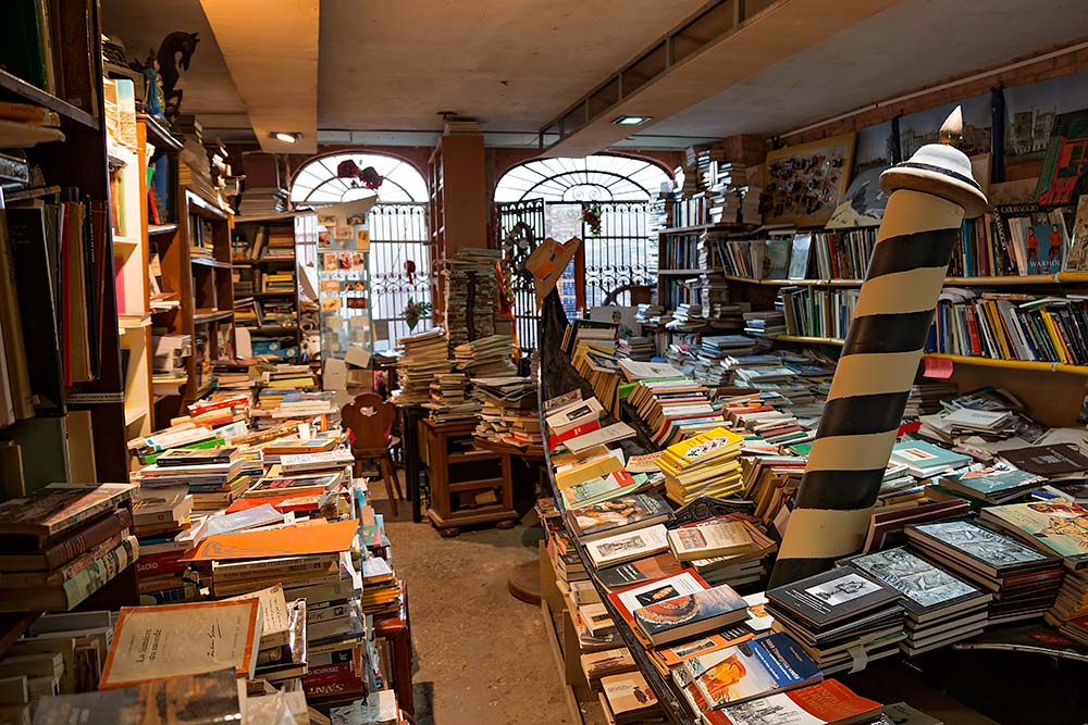 Librairie Acqua Alta - Venezia | Secret World Trip Planner