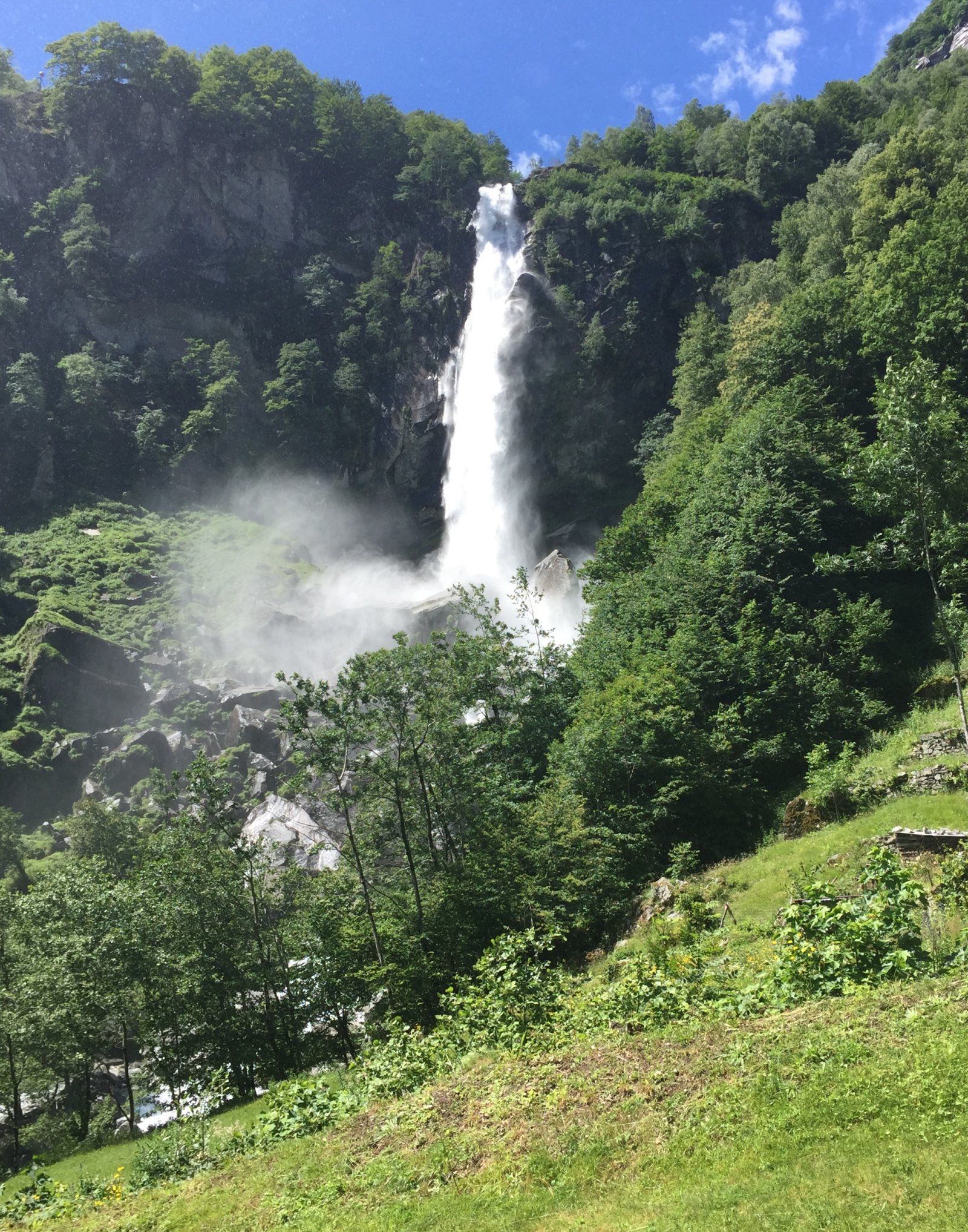 Suíça / Cascata De Foroglio  - Cevio | Secret World Trip Planner