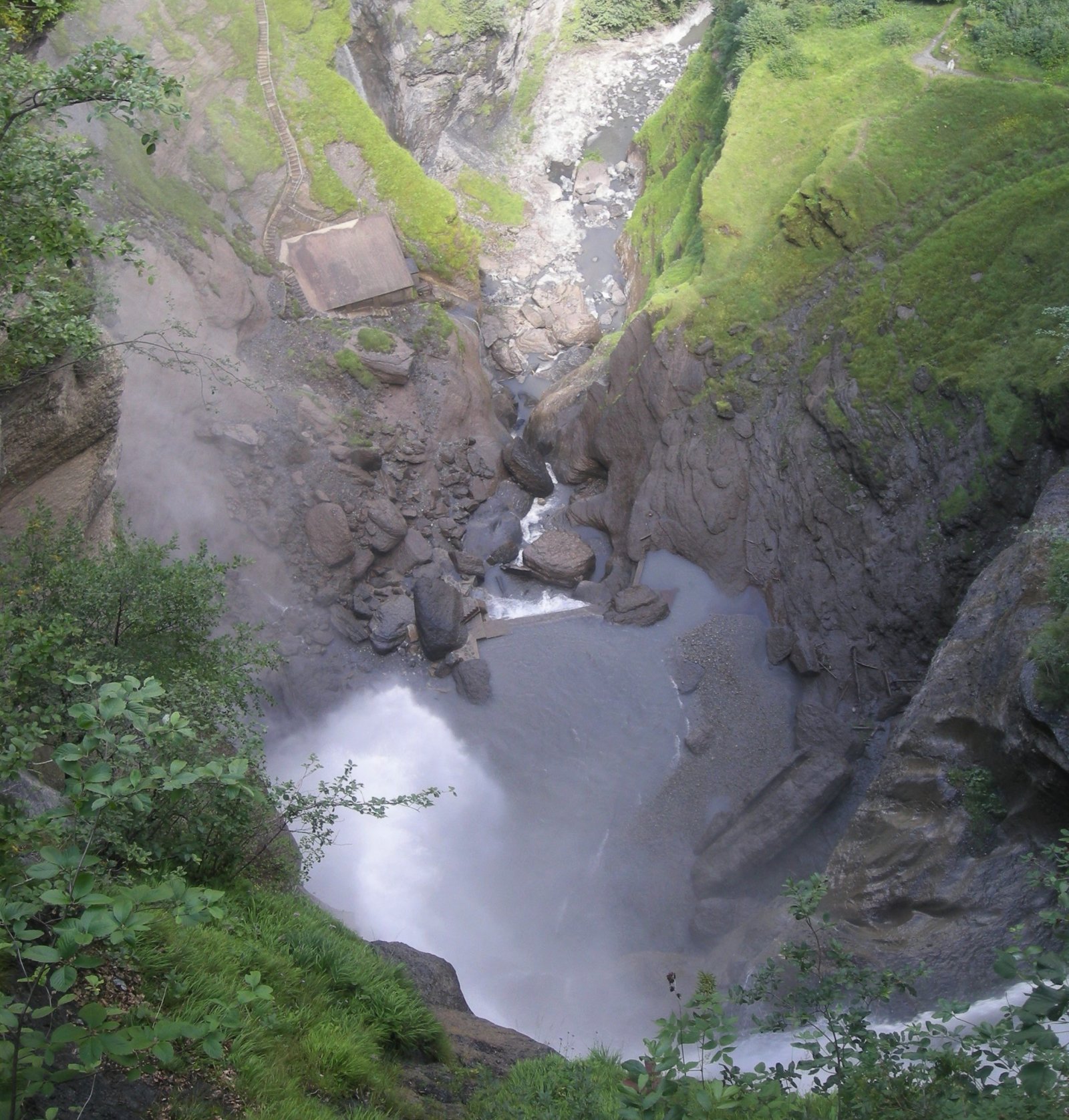Air terjun yang luar biasa di istana Sherlock Holmes .  - Schattenhalb | Secret World Trip Planner