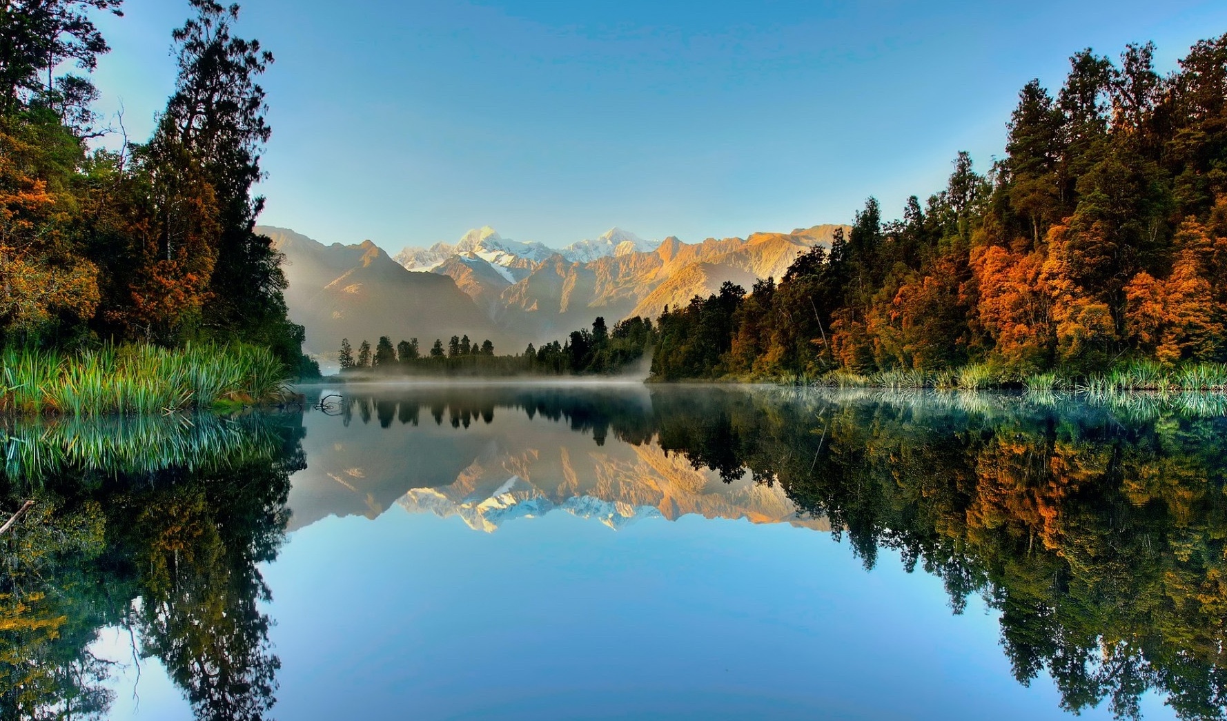 Lake Matheson -  One of the most scenic locations in New Zealand. — Lake Matheson Walkway