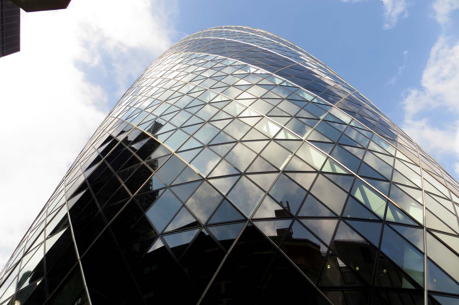 30 St Mary Axe es un punto de referencia popular de la ciudad de Londres - 30 St Mary Axe | Secret World Trip Planner