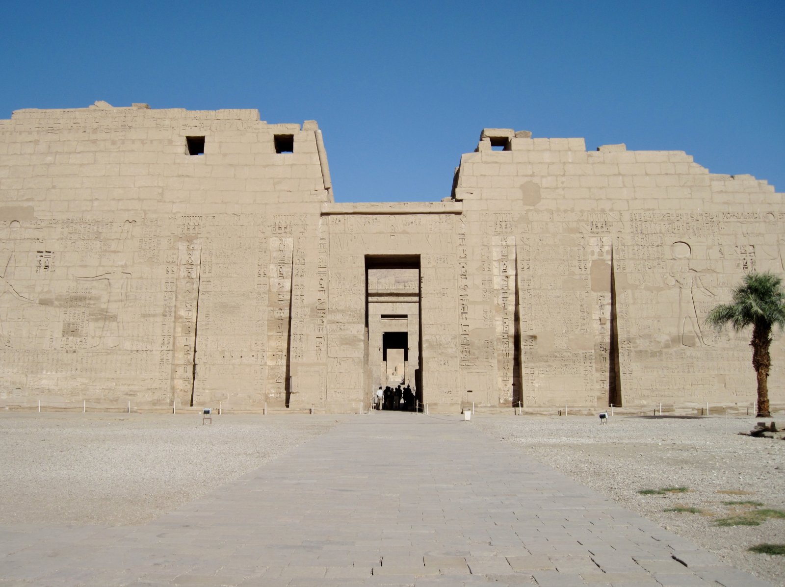 Medinet habu es conocido como el templo mortuorio de Ramsés III - Luxor | Secret World Trip Planner