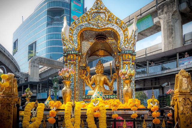 എറവാൻ ദേവാലയം - Khet Pathum Wan | Secret World Trip Planner