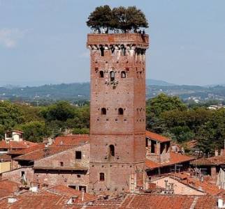 લુકા દિવાલોની અંદર એક રત્ન - Lucca LU | Secret World Trip Planner